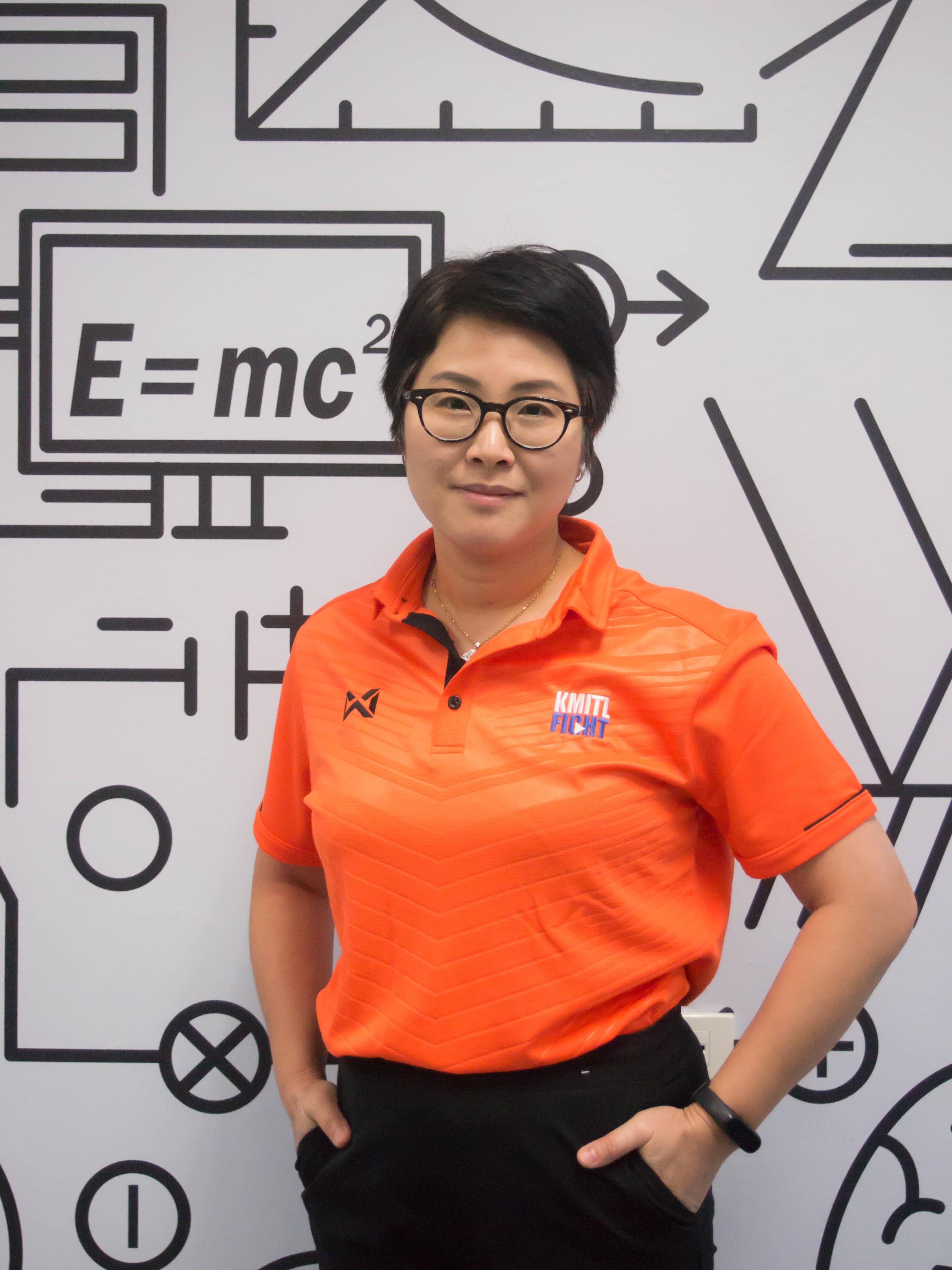 https://minio.cs-kmitl.dedyn.io/website/Teacher-images/Physics/รศ.ดร.ภัทรียา ดำรงศักดิ์.jpg